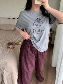 Dazy Plus Bộ áo thun in hình chữ cái và quần pajama rộng kẻ caro, đồ ngủ mùa xuân/hè dành cho nữ cỡ lớn. - Xám - Xem 7