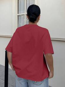 Dazy Plus 大码字母印花休闲宽松圆领短袖白色T恤，街头风夏季款 - 酒紅色 - 查看 2