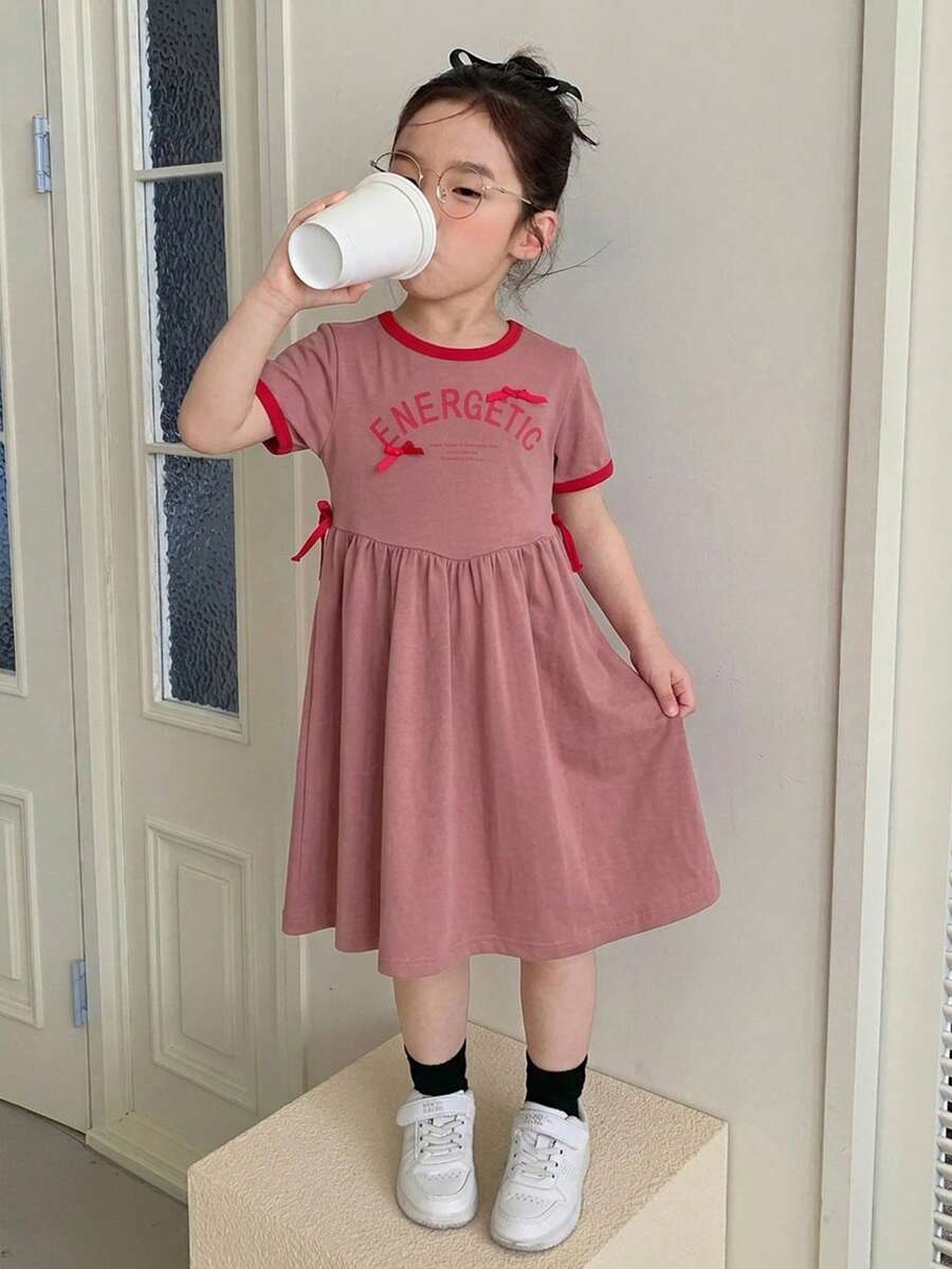 Dazy Kids 女童圓領對比滾邊字母印花蝴蝶結裝飾百褶休閒日常連身裙 夏季 - 西瓜粉 - 查看 1