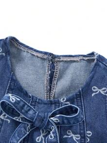 SHEIN 女童少女休閒款柔軟蝴蝶結圖案深藍色牛仔無袖寬鬆A字連身裙，附3D蝴蝶結，夏秋季女孩俏皮返校穿搭 - 深色水洗藍 - 查看 4