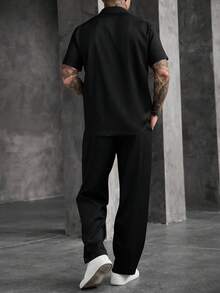 Manfinity Homme 男士對比色蕾絲短袖襯衫與長褲休閒套裝 - 黑色 - 查看 2