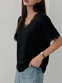 DAZY Kaos Pullover Kasual Wanita Musim Panas Leher Bulat Lengan Pendek dengan Patchwork Renda - Hitam - View 3