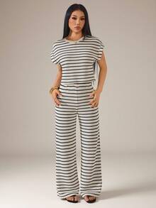 SHEIN PETITE 女款兩件式寬鬆條紋圓領蝙蝠袖T恤與彈性腰條紋長褲，春夏季仿毛衣套裝，春夏季，棕色，休閒套裝，居家服，休閒睡衣，新年睡衣，家庭聖誕親子睡衣套裝，女款休閒套裝，棕色兩件式套裝，春季女裝 - 黑與白 - 查看 3