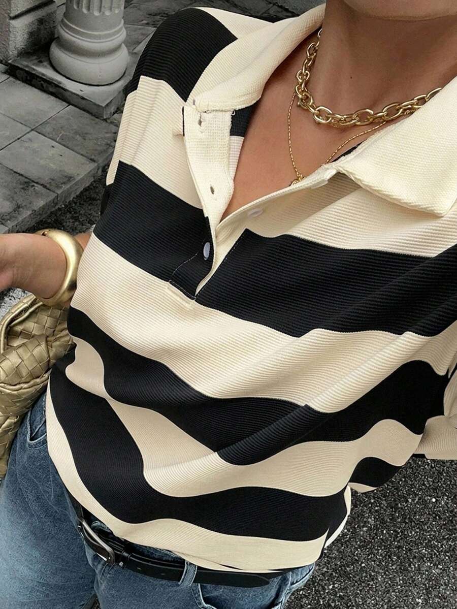 Dazy Plus 拼色拼接寬鬆條紋 Polo 領中袖休閒夏季大尺碼女款 T-shirt - 黑與白 - 查看 1