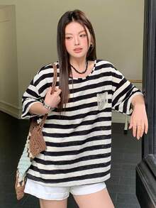 Dazy Plus 拼色蕾絲條紋休閒優雅露背設計寬鬆短袖T恤，黑白配色，大尺碼，春/夏約會之夜校園穿搭 - 黑與白 - 查看 5