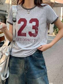 DAZY 女款對比色字母貼布裝飾修身休閒街頭運動風短袖T恤圖案印花上衣 - 淺灰色 - 查看 6