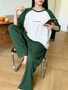 DAZY 字母印花插肩袖寬鬆短袖女款家居服套裝 2件組 夏季睡衣 - 墨綠色 - 查看 1