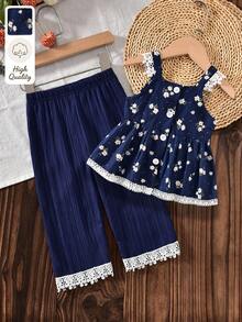 SHEIN Playful Pals 嬰兒與幼兒森系溫柔深藍底白色小碎花棉混紡親膚柔軟細緻質感蕾絲飾邊方領無袖收腰荷葉邊上衣高腰寬鬆蕾絲喇叭長褲兩件套女童春夏季休閒日常出遊套裝 - 寶藍色 - 查看 3