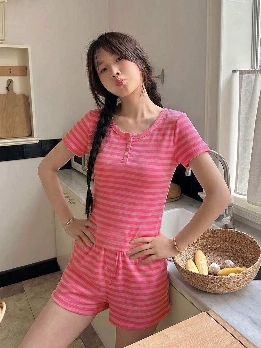 K-Vae 粉色條紋大圓領鈕扣休閒可愛短袖條紋上衣,附彈性腰帶,春夏短褲居家日常穿搭 - 粉色 - 查看 1