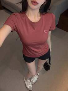 DAZY 女士休闲红色短袖T恤，饰有心形刺绣，适合春夏穿着 - 玫瑰紅 - 查看 2