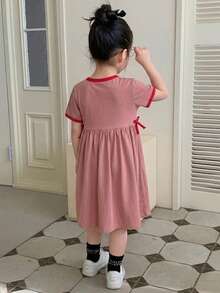 Dazy Kids 女童圓領對比滾邊字母印花蝴蝶結裝飾百褶休閒日常連身裙 夏季 - 西瓜粉 - 查看 2