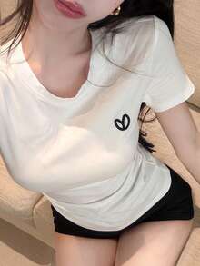 DAZY 夏季純色刺繡心形圖案休閒白色上衣內搭休閒修身短袖女款T恤 - 白色 - 查看 5
