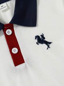 Souflis Souflis 2件組小男孩寬鬆休閒對比色POLO領設計3D刺繡上衣搭配牛仔水洗下擺短褲，對比色POLO領營造多層穿搭感，工藝精湛，新設計簡約時尚，展現男孩個性魅力，適合日常休閒與校園場景，適用於4-7歲兒童夏季穿著需求 - 白色 - 查看 4
