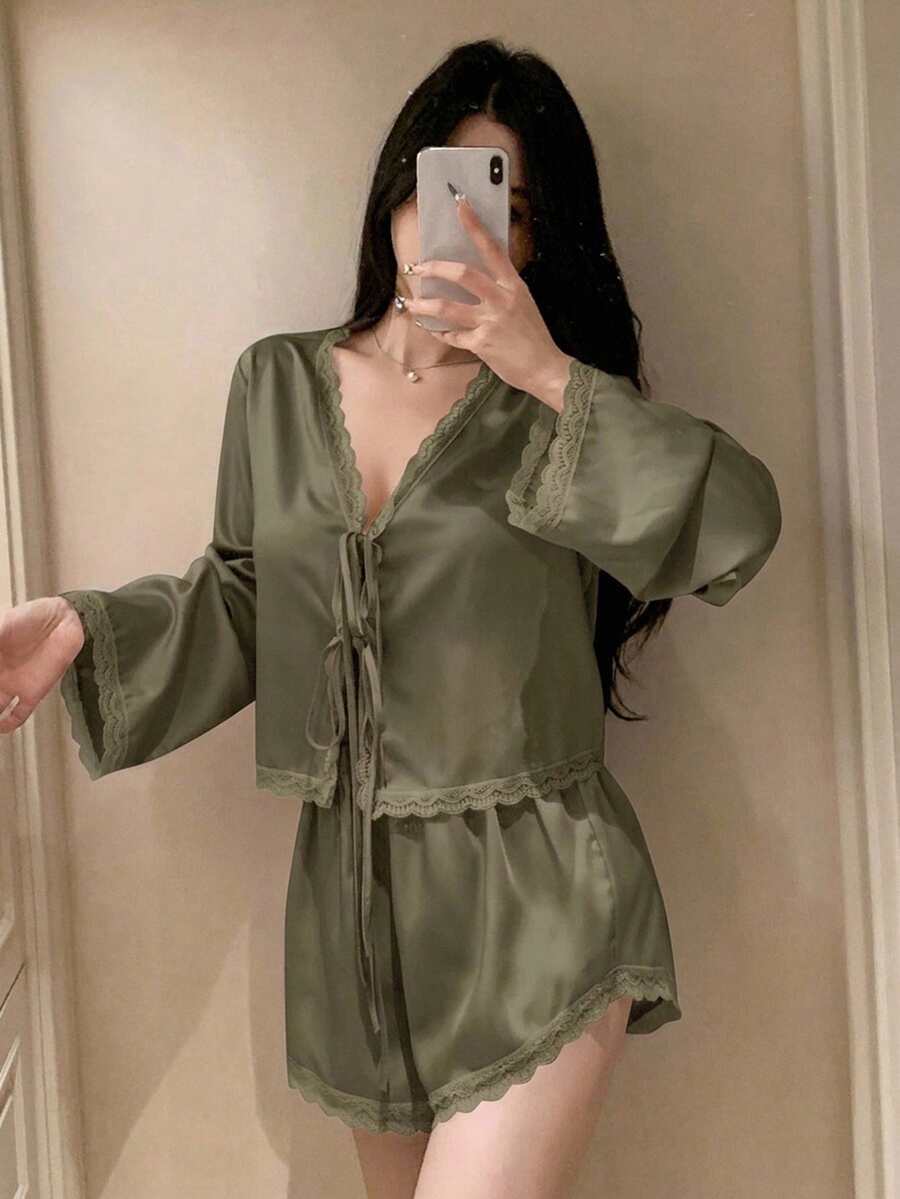 DAZY 浪漫蕾絲拼接緞面繫帶上衣與超短睡褲 2件組 女款睡衣 - 橄欖綠 - 查看 1