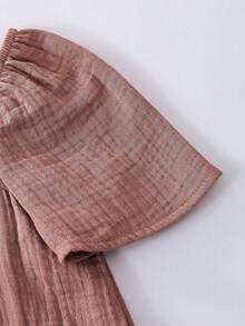 SHEIN 女童森系鏤空蕾絲兩件套 方領泡泡袖短版上衣＋寬腿長褲套裝 米色與棕色拼接紋理面料 溫柔田園風 輕盈親膚 夏季日常出遊小眾設計可愛套裝 - 彩色 - 查看 5