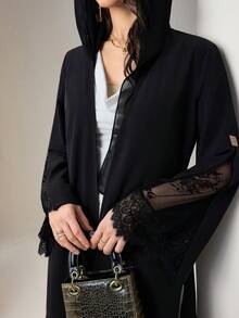 Al Najma 女款優雅素色蕾絲拼接長袍 - 黑色 - 查看 4