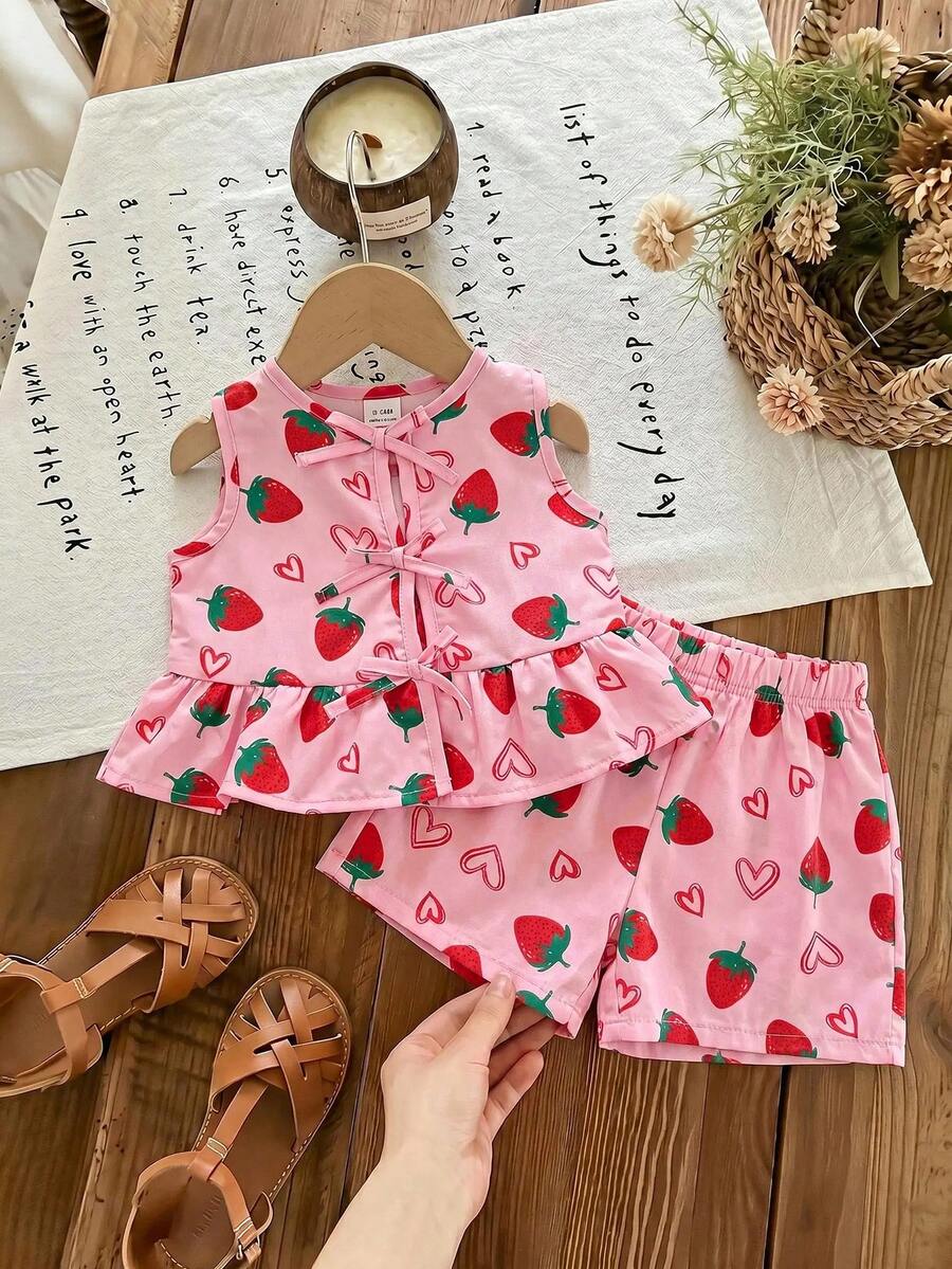SHEIN LMoss Kids 女嬰草莓印花蝴蝶結裝飾背心上衣與短褲休閒套裝 - 彩色 - 查看 1