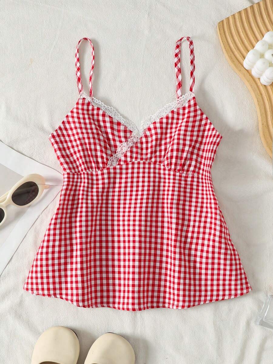 SHEIN 青少年女孩童裝休閒度假細肩帶背心上衣,春夏季上衣,海灘春季度假套裝,青少年女孩夏季套裝,紅白格紋拼接蕾絲細肩帶背心上衣,娃娃風上衣 - 紅色 - 查看 1