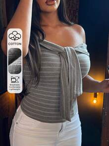 Dazy Plus Top cropped ombro à mostra com listras, elástica, design de amarração e bainha flare, tamanho plus size, sexy, em tecido puro - Cinza - Visão 1