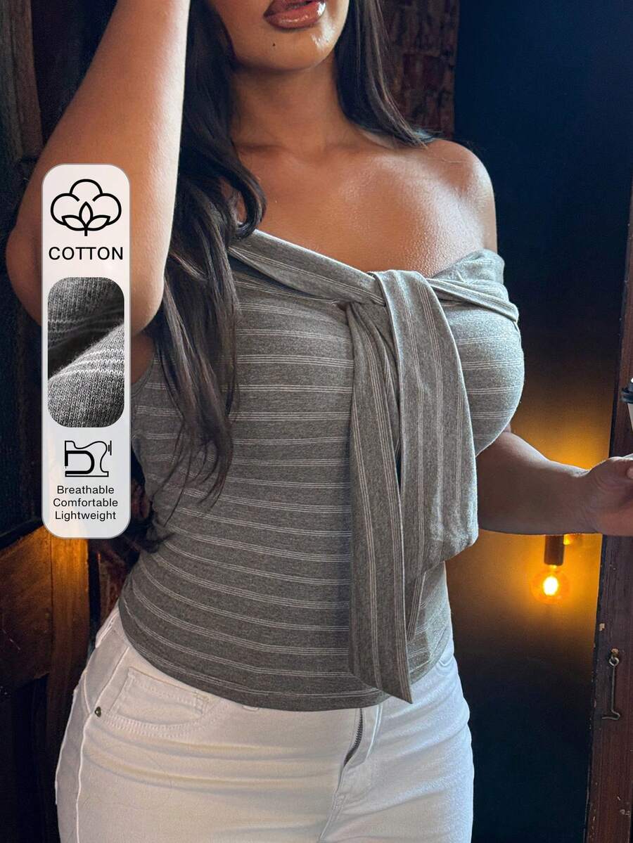 Dazy Plus Top cropped ombro à mostra com listras, elástica, design de amarração e bainha flare, tamanho plus size, sexy, em tecido puro - Cinza - Visão 1