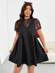 SHEIN Essnce 大尺碼女款春夏時尚休閒寬鬆涼爽舒適日常基本百搭顯瘦短袖蕾絲透視上衣與黑色背心短洋裝2件組，外出穿搭，大尺碼可愛服飾，娃娃洋裝，黑色套裝，度假穿搭 - 黑色 - 查看 7