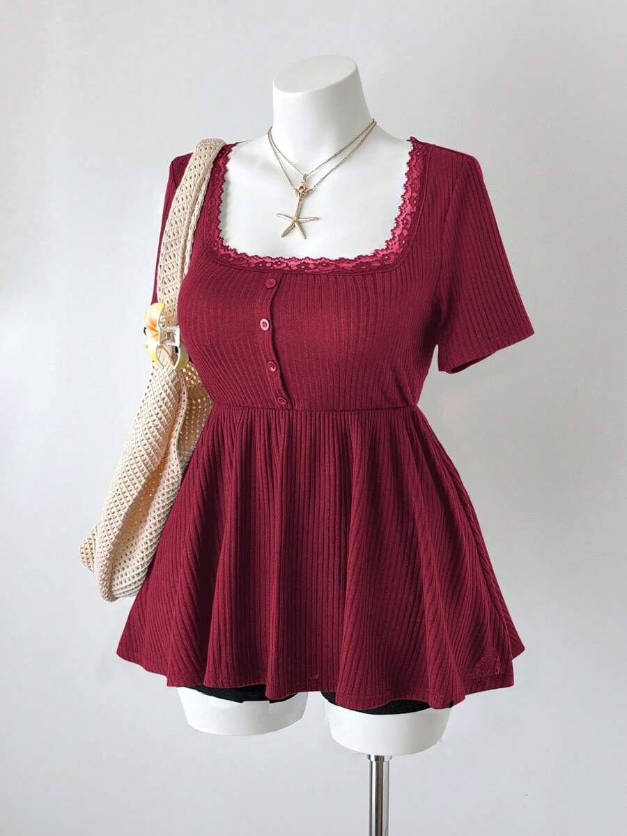 Sweetra CURVE Camiseta casual, elegante y retro de manga corta con cuello cuadrado, parches, volantes y botones decorativos, corte evasé, para mujeres de talla grande - Burdeos - Ver 1