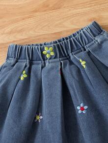 SHEIN Genkimix Kids 少女 Polo 裙套裝 夏季新品 可愛甜美風 白色羅紋針織無袖上衣 繽紛花朵刺繡 淺藍色牛仔百褶裙 鬆緊腰 柔軟舒適 休閒日常上學度假旅行穿搭 - 白色 - 查看 7