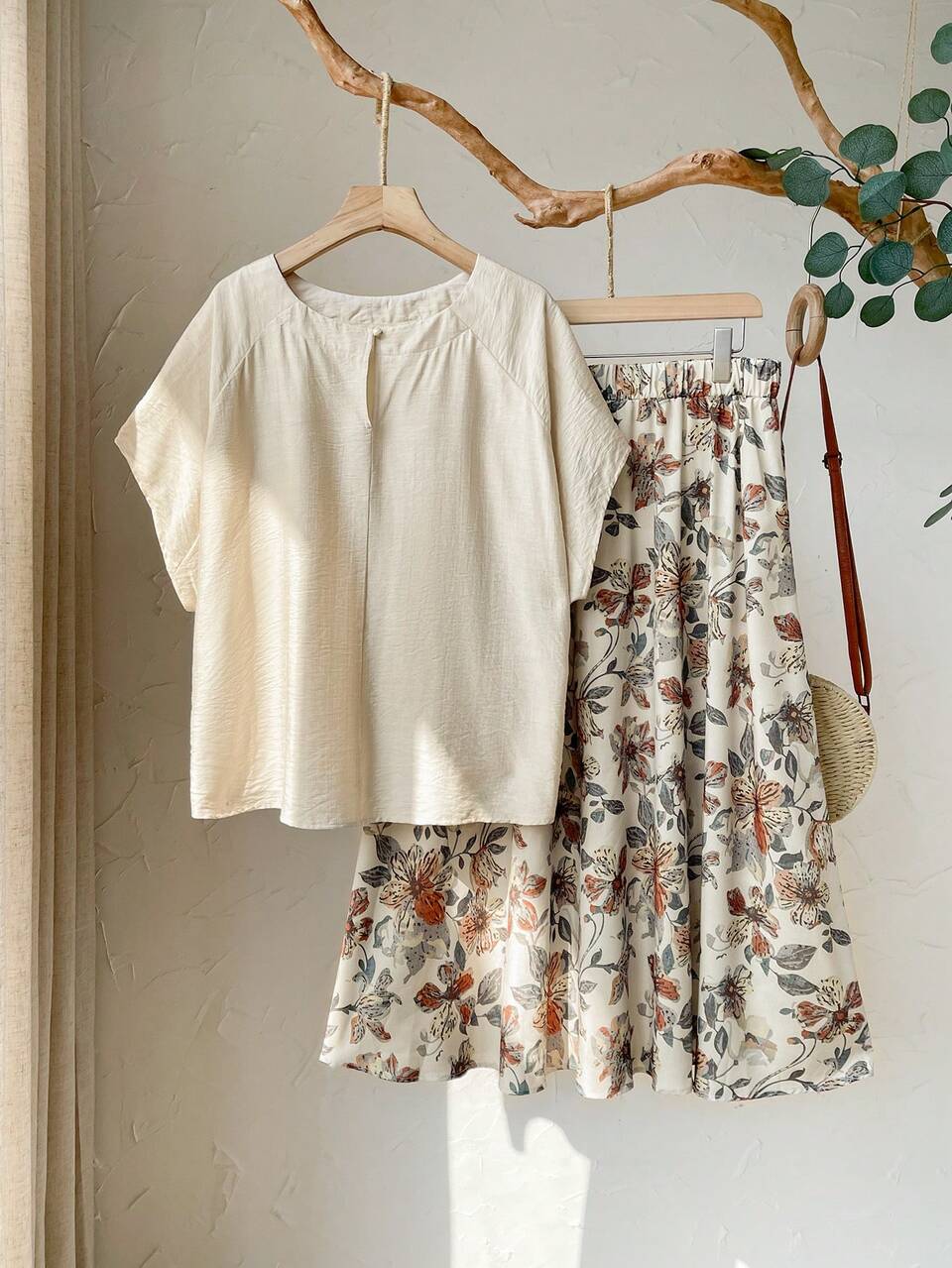 2pc Set Plus Size Women's Beige Summer Curve Party Wedding Guest Holiday Outfit,Casual Solid Loose Top And Floral Print Skirt,Vacation Outfits Set