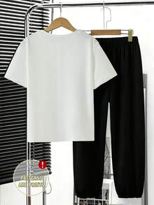 SHEIN 1套青少年男孩休閒舒適時尚極簡個性馬術圖案黑色條紋印花休閒風春夏短袖T恤與長褲2件套 夏季適合戶外運動休閒度假穿著 - 彩色 - 查看 2