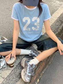 DAZY 女款對比色字母貼飾修身休閒街頭運動風短袖T恤夏季圖案上衣 - 藍色 - 查看 4