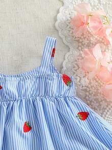 Souflis Souflis 新生女嬰夏季度假休閒大蝴蝶結條紋刺繡草莓吊帶洋裝，適合日常穿著、外出與度假 - 淺藍色 - 查看 7