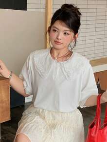 Dazy Plus 大尺碼蕾絲拼接彼得潘領短袖T恤，優雅休閒大尺碼女款，春夏可愛上衣 - 白色 - 查看 5