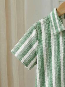 SHEIN Streecool Kids 这款男童三件套针织竖条纹短袖衬衫搭配休闲短裤，采用混纺面料，亲肤透气。衬衫采用多色竖条纹设计，配有小翻领和短袖；短裤采用松紧腰带。休闲度假风，适合日常穿着、幼儿园、海滩旅行等场合。可整套穿着，也可分开搭配，打造阳光活力的儿童造型，是时尚的返校套装。 - 綠色 - 查看 5