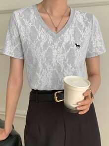 DAZY 女款蕾絲拼接V領刺繡短袖T恤，灰色，適合夏季早午餐、日間日常穿著，休閒優雅風 - 灰色 - 查看 2