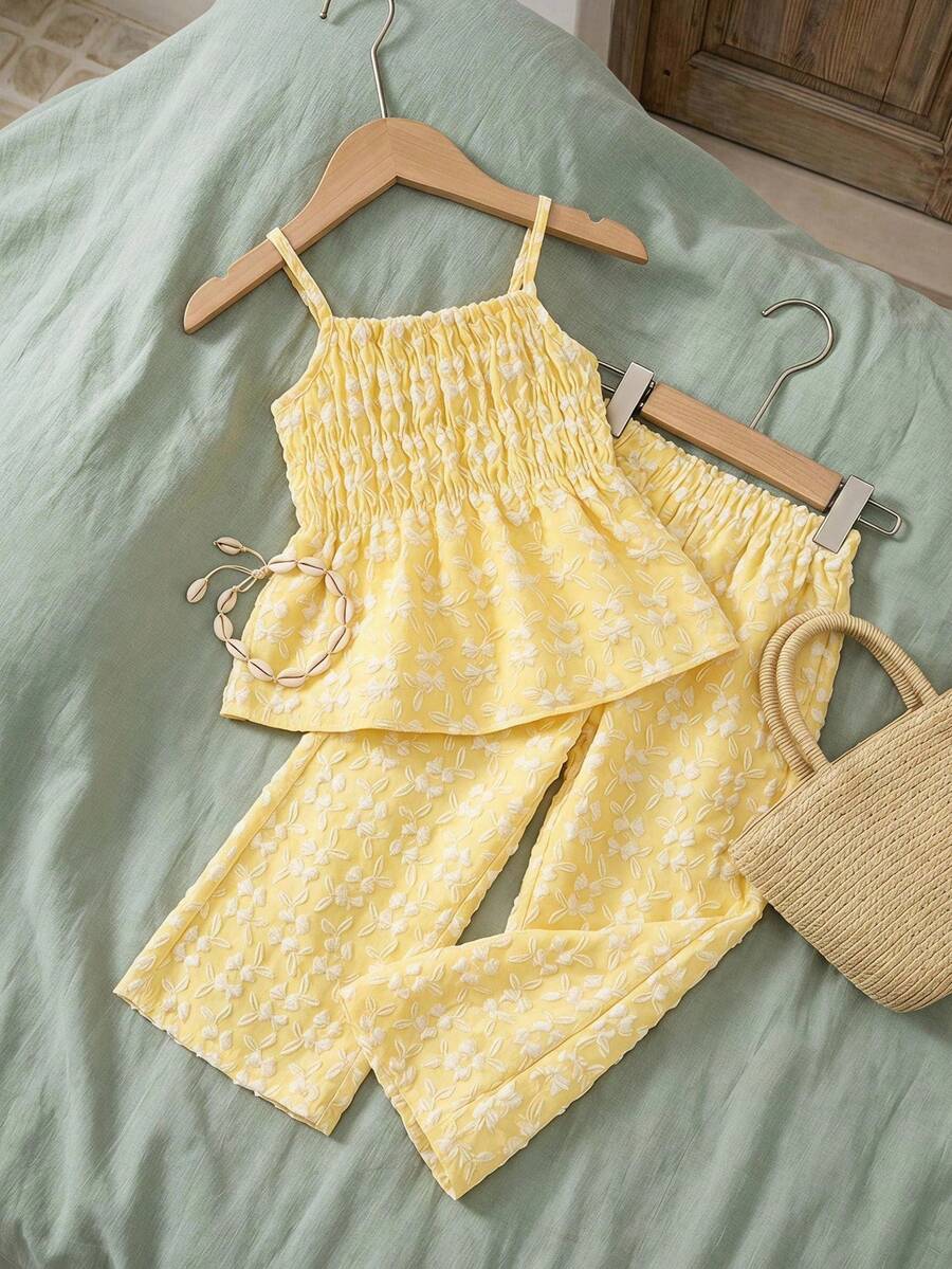 SHEIN Serisse Kids 2件組少女黃色花卉提花紋理細肩帶上衣與寬鬆休閒長褲套裝,適合日常出遊、上學、海邊度假、沙灘裝,春夏季女孩優雅長褲套裝,女童夏季亞麻寬腿褲套裝 - 黃色 - 查看 1