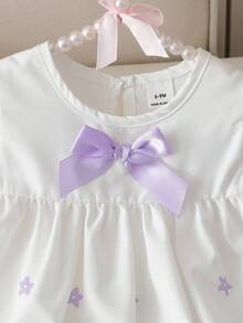 SHEIN Vintaside Kids 女婴白色布料圆领棕色缎面蝴蝶结荷叶边袖脚印爱心刺绣花朵连衣裙，清新甜美，轻盈夏季可爱女婴连衣裙 - 紫色 - 查看 6