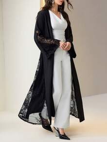 Al Najma 女款優雅素色蕾絲拼接長袍 - 黑色 - 查看 2