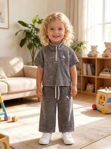 SHEIN Playful Pals 少女牛仔套裝，夏季新品，時尚休閒風，灰色雪花洗水工藝，俏皮可愛馬匹刺繡，拉鍊套頭上衣搭配寬腿褲，彈性腰帶附可調節抽繩，直筒寬鬆版型，輕量柔軟針織牛仔面料，舒適親膚，時尚女孩必備，簡約休閒適合夏季穿著，百搭適用於日常拍照、購物、出遊、聚會、音樂節、度假等，2026新款少女牛仔套裝 - 灰色 - 查看 7
