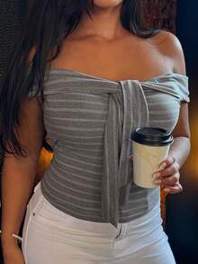 Dazy Plus Top cropped ombro à mostra com listras, elástica, design de amarração e bainha flare, tamanho plus size, sexy, em tecido puro - Cinza - Visão 5