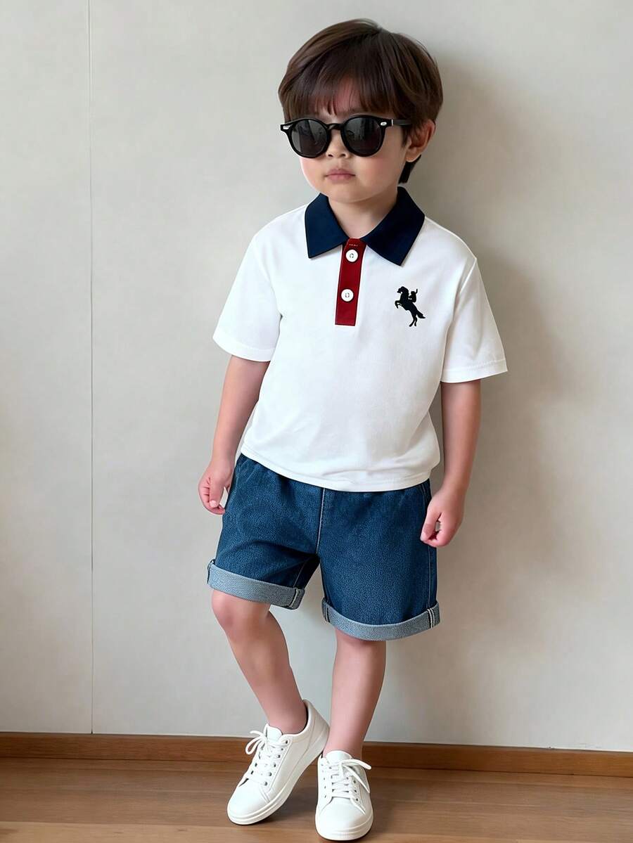 Souflis Souflis 2件組小男孩寬鬆休閒對比色POLO領設計3D刺繡上衣搭配牛仔水洗下擺短褲，對比色POLO領營造多層穿搭感，工藝精湛，新設計簡約時尚，展現男孩個性魅力，適合日常休閒與校園場景，適用於4-7歲兒童夏季穿著需求 - 白色 - 查看 1