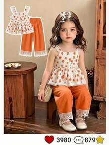 SHEIN Vintaside Kids 女童春夏套装，藏蓝色无袖上衣搭配同色系阔腿裤；上衣采用吊带设计，饰以清新碎花图案，领口和下摆点缀白色蕾丝花边，尽显精致柔美；阔腿裤采用松紧腰带设计，裤脚同样饰有蕾丝花边，打造甜美清新的整体造型。轻盈舒适的面料，适合日常穿着。 - 彩色 - 查看 2