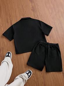 SWAVVY Conjunto de camisa de manga corta con bolsillo y botones de un solo pecho bordada y pantalones cortos con bolsillo de parche y botones para hombres - Negro - Ver 5