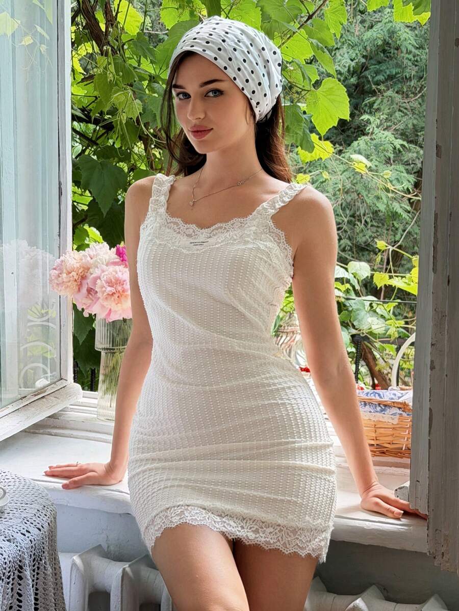 Livesso 夏季甜美字母拼接蕾絲波點紋理針織面料修身女款睡裙短褲睡衣 - 白色 - 查看 1