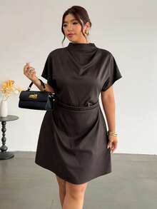 Firerie 大尺碼女款春夏舒適休閒優雅度假風小A字洋裝,抓皺領、不對稱袖、側腰抓皺收腰設計,通勤穿搭 - 咖啡棕 - 查看 5