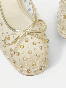 MOTF PREMIUM SEPATU BALET WANITA MUSIM SEMI DAN PANAS BARU DENGAN HIASAN BATU PERMATA, JARING, PITA, UJUNG BULAT, DAN SOL DATAR, GOLDEN FAIRY, SERBAGUNA, LEMBUT, ELEGAN, BAGIAN ATAS RENDAH, SEPATU KLASIK MEWAH YANG NYAMAN - Emas - View 5