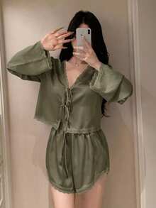 DAZY 浪漫蕾絲拼接緞面繫帶上衣與超短睡褲 2件組 女款睡衣 - 橄欖綠 - 查看 6