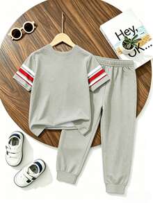 SHEIN Bộ quần áo bé trai phong cách mới in logo, áo ngắn tay & quần dài, phong cách xuân hè, dễ mặc thoải mái, áo thun bé trai thời trang, đồ mặc thường ngày, quần áo in họa tiết trẻ em, áo thun xuân hè, kiểu mới, phong cách chill, đi chơi mùa hè, tựu trường, hoạt động ngoài trời, tiệc tùng, dã ngoại, chụp ảnh đường phố, trường học, lễ hội, làm quà tặng - Nhiều màu - Xem 7