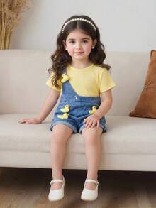 SHEIN Playful Pals 2件套女婴白色T恤+卡通鸭子图案牛仔背带短裤套装，可爱百搭舒适弹力腰卷边短裤，夏季设计 - 藍色 - 查看 1