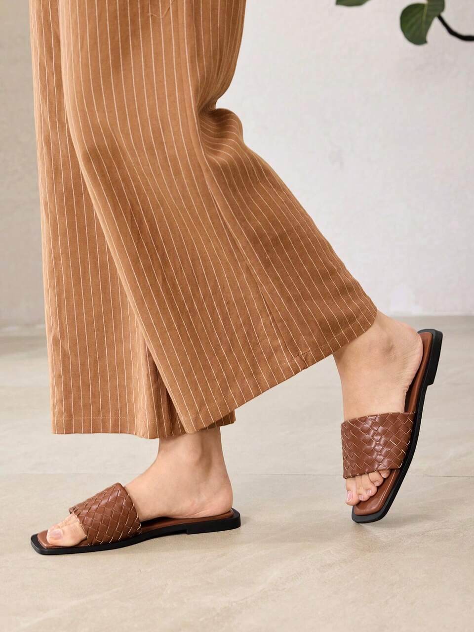 WOMEN SHOES EUROPE STATION'S NEW FASHIONABLE LIGHT BROWN PU LEATHER WOVEN DRAG SQUARE TOE OPEN-TOED FLAT-BOTTOMED SLIPPERS, CASUAL AND VERSATILE, SIMPLE AND ADVANCED SENSE, SLIP-ON IS NOT TIRED, COMFORTABLE TEMPERAMENT, BEACH SLIPPERS SUMMER