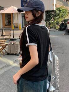 DAZY 女款對比色字母膠帶裝飾修身休閒街頭風運動短袖夏季圖案T恤，適合校園 - 黑色 - 查看 6